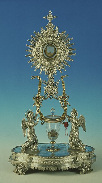 Relicario de plata del Milagro Eucarístico de Lanciano: un ostensorio con la carne y un cáliz de cristal con los cinco glóbulos de sangre, sostenido por dos ángeles