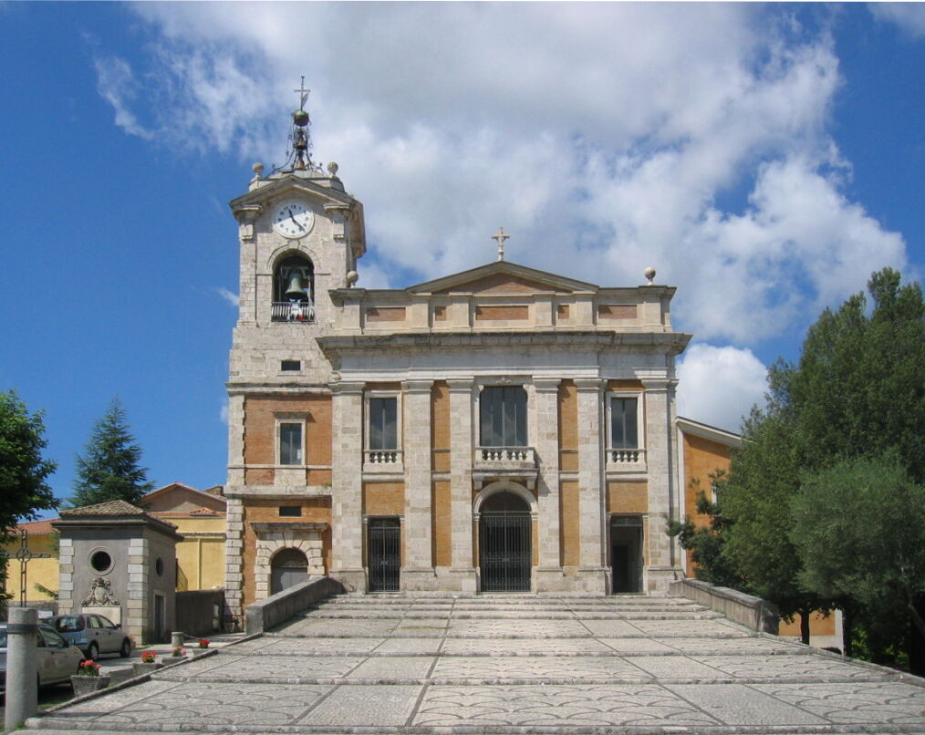 Fachada y escalinata de la concatedral de San Pablo de Alatri, en el Lacio, donde se conserva la hostia convertida en carne