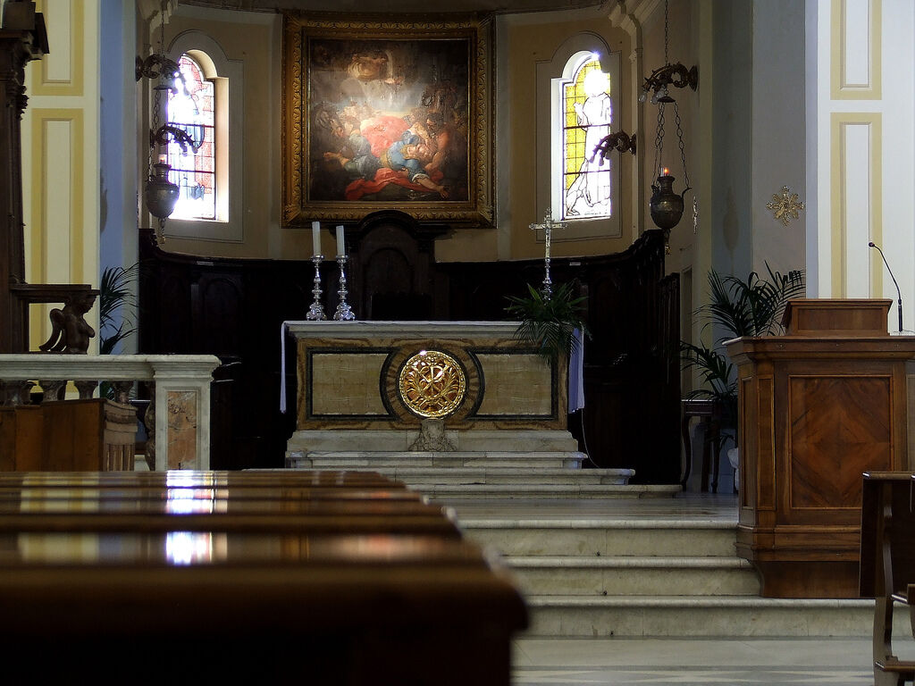 Interior de la concatedral de San Pablo de Alatri, con el altar mayor y la nave central