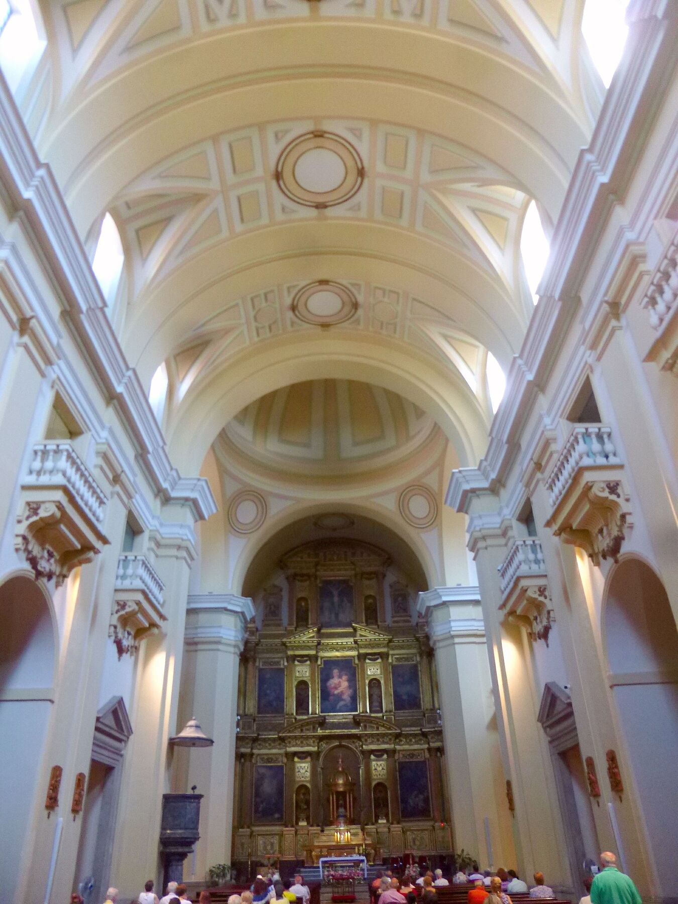 Nave de la iglesia de la Compañía, hoy parroquia de Santa María la Mayor, en Alcalá de Henares, con bóveda blanca y dorada