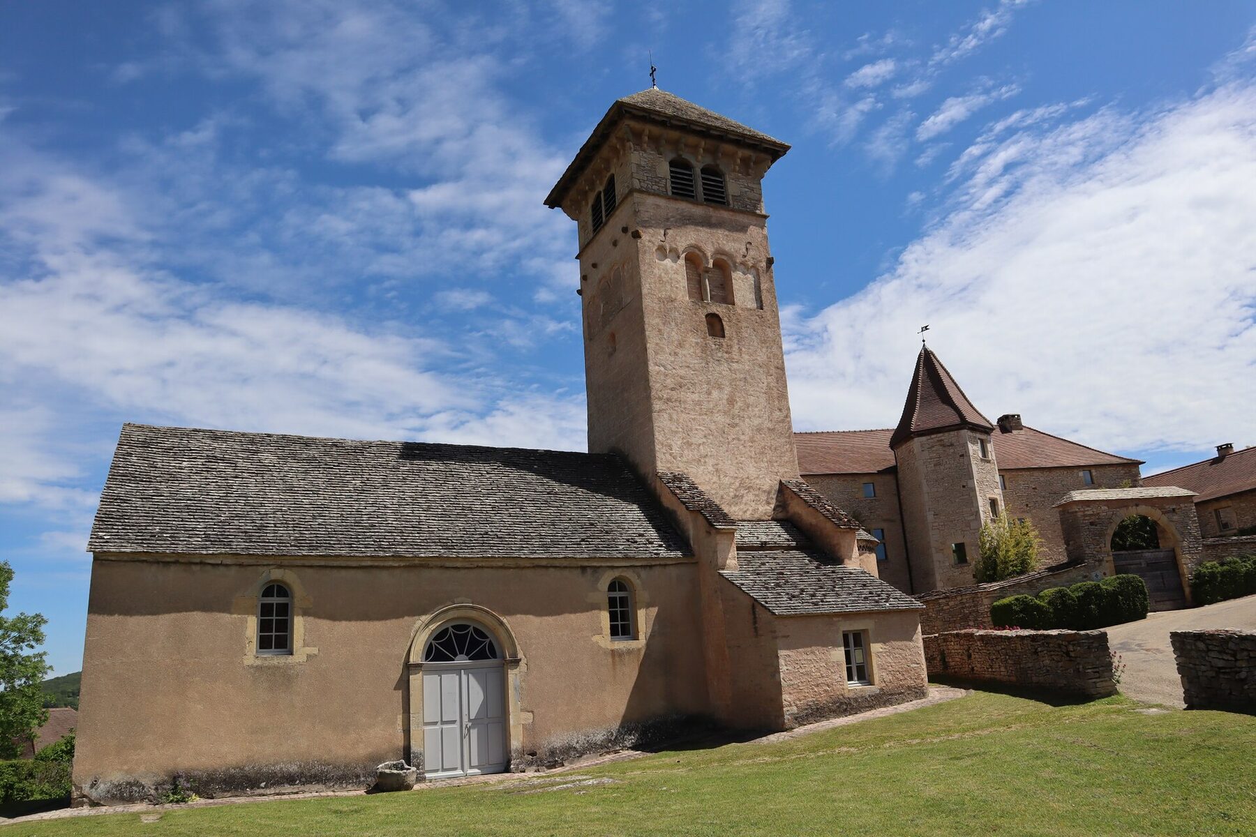 Iglesia y antiguo priorato de Saint-Martin en Blanot, con su torre de piedra entre casas del pueblo