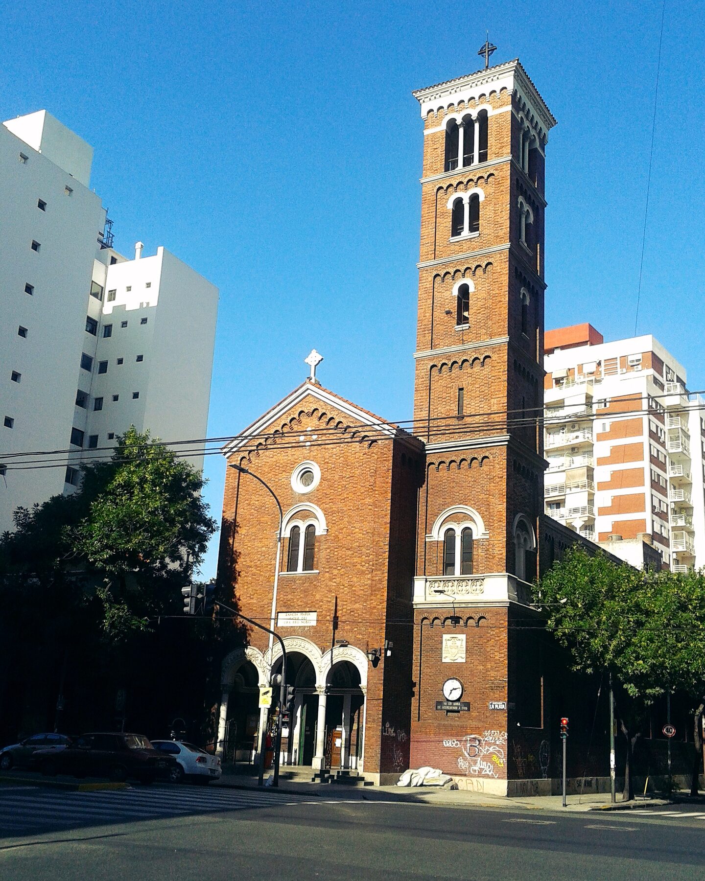 Parroquia Santa María de Buenos Aires, con su torre de ladrillo, donde ocurrió el milagro eucarístico de 1996