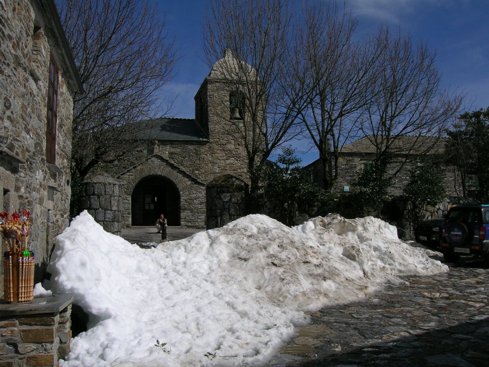 La aldea de O Cebreiro con nieve acumulada frente a la iglesia de Santa María a Real