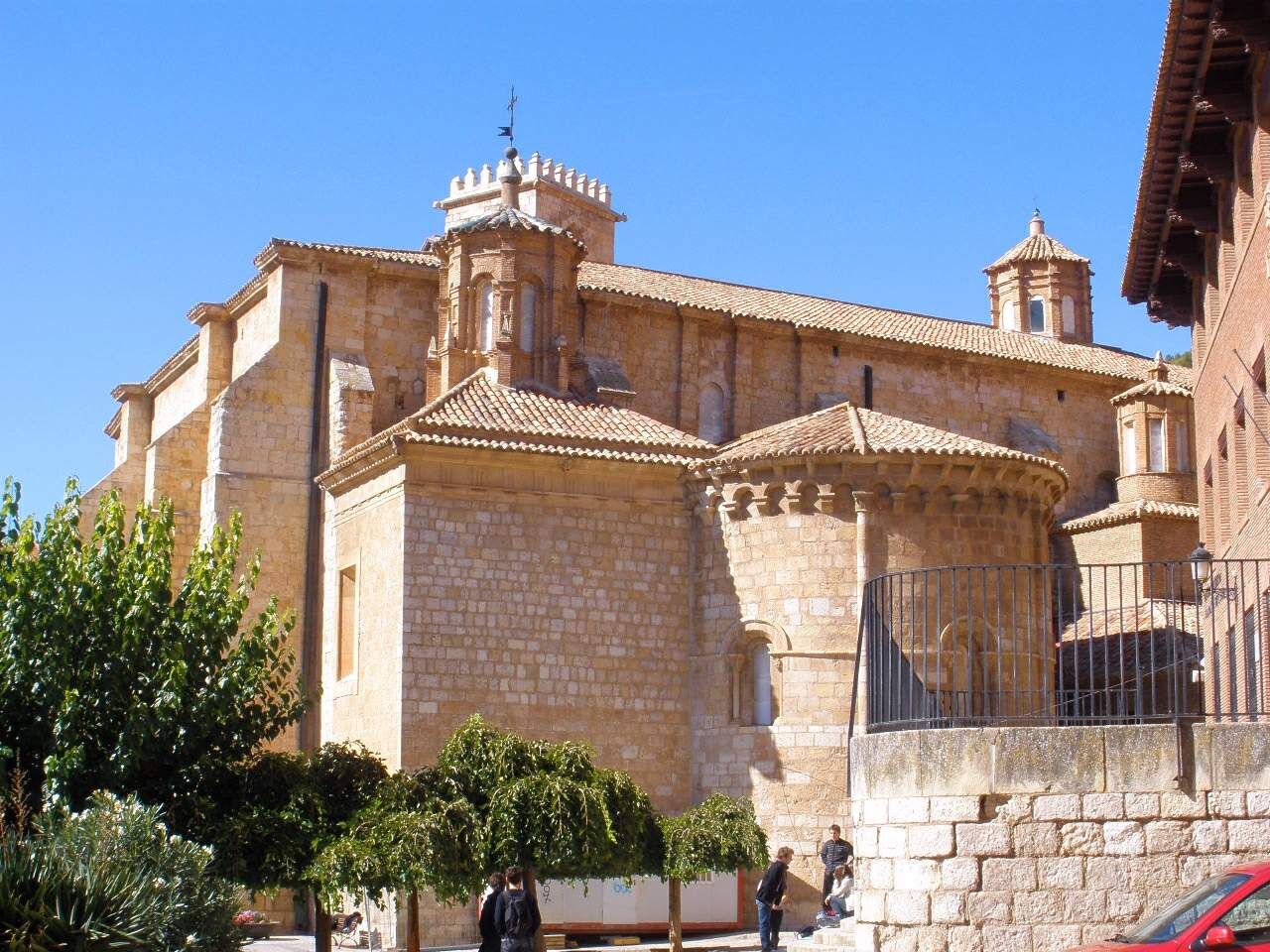 Exterior de la basílica de Santa María de los Sagrados Corporales de Daroca, con sus ábsides de piedra y su torre