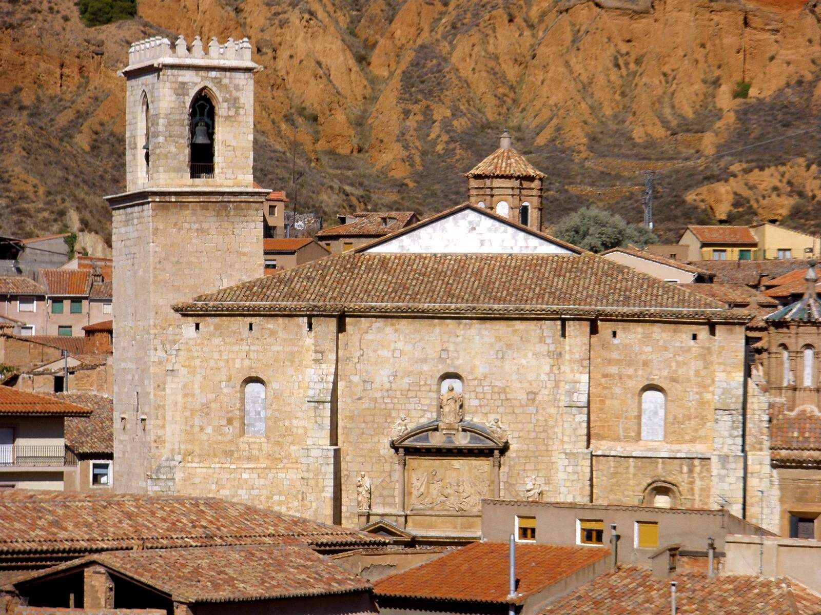Basílica de los Sagrados Corporales de Daroca rodeada de tejados y de los cortados rojizos de la ciudad aragonesa