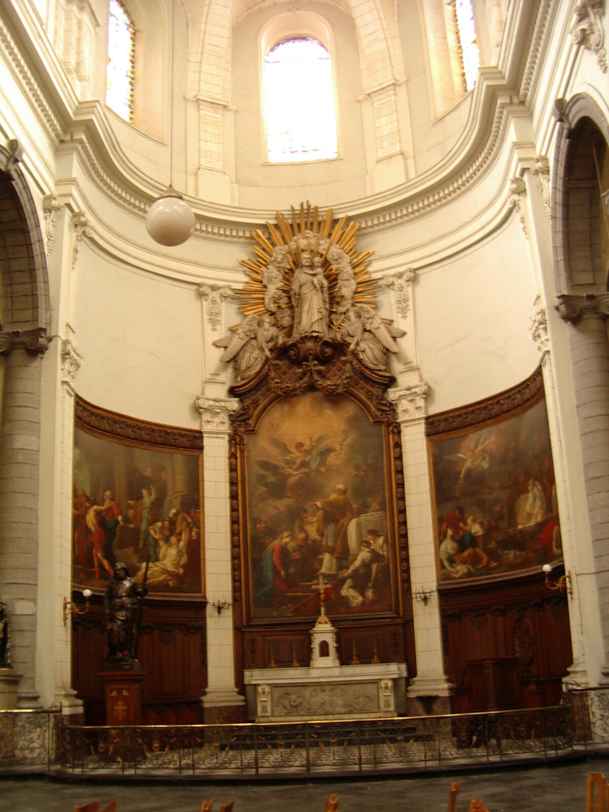 Capilla absidal de la iglesia Saint-Pierre de Douai, con un retablo pintado y un altar de mármol