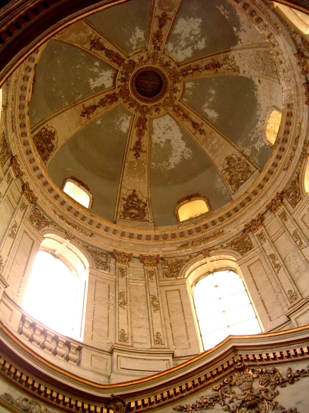 Cúpula decorada de la iglesia Saint-Pierre de Douai, con ventanas y molduras doradas