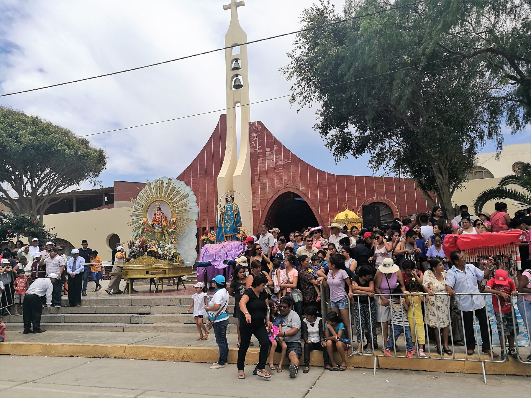 Devotos reunidos ante la iglesia de Eten durante la feria del Divino Niño del Milagro, en la Plaza de Armas