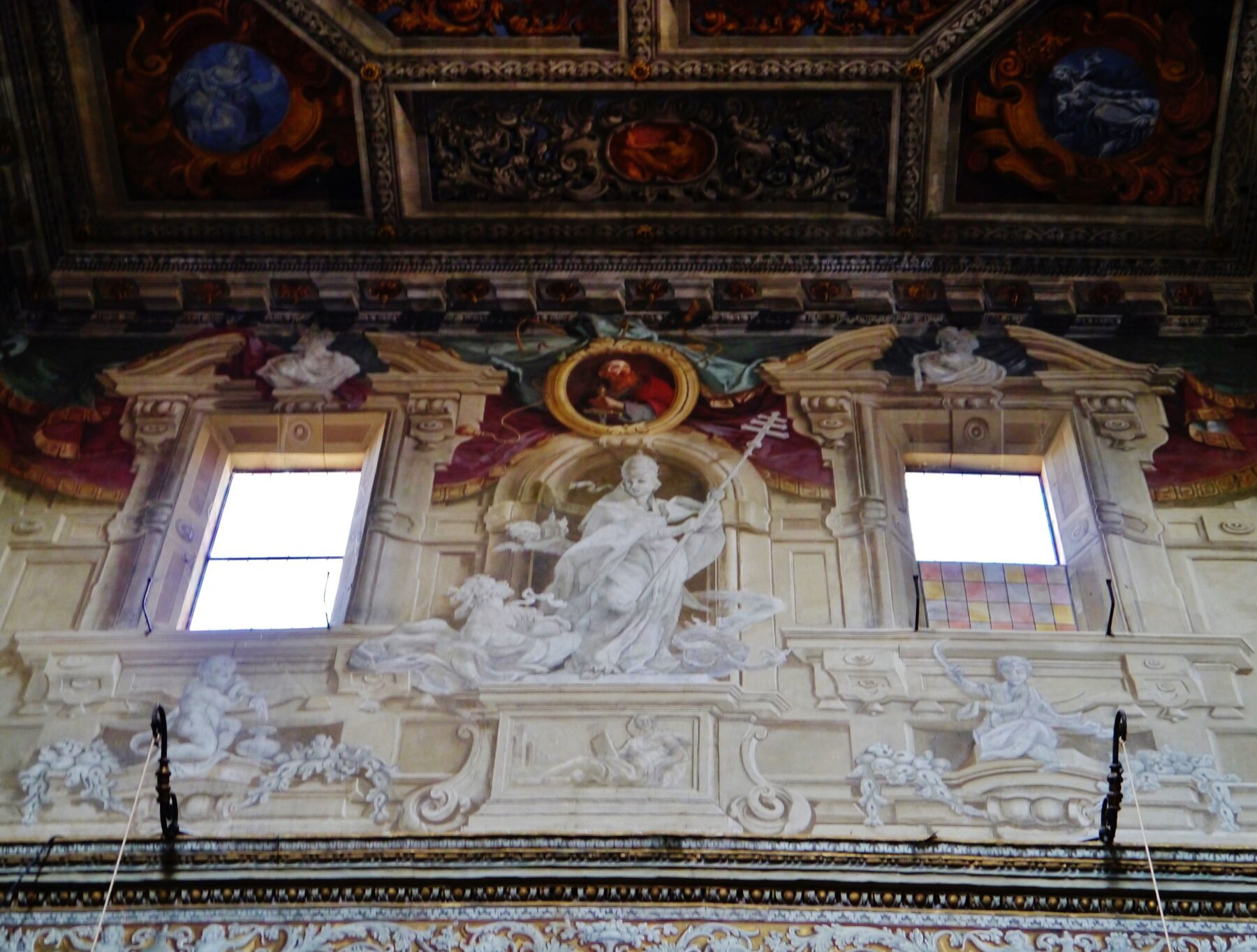 Techo con frescos y estucos de la basílica de Santa Maria in Vado de Ferrara