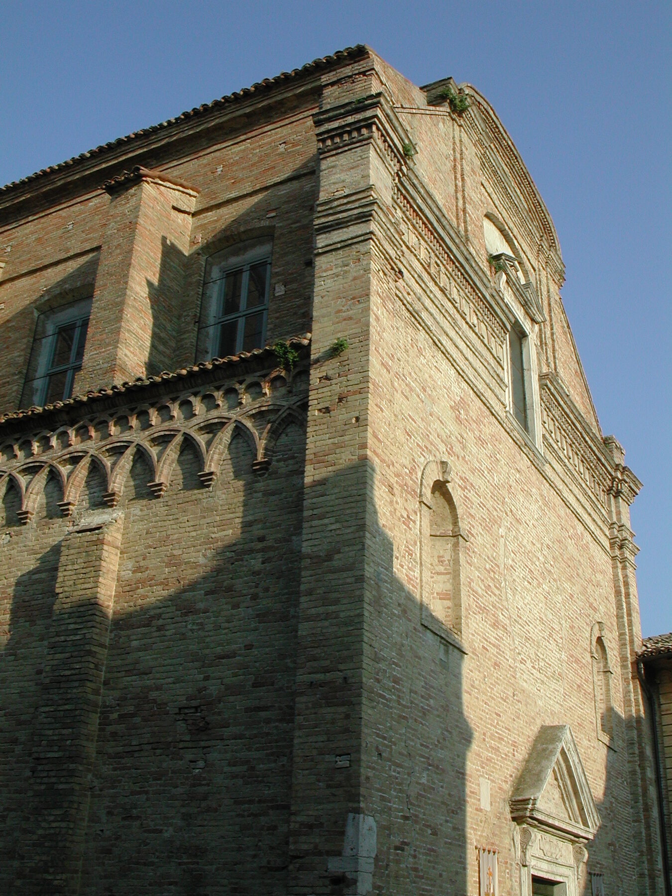 Exterior de piedra y ladrillo de la iglesia de Sant'Agostino de Offida, en las Marcas, donde se conserva la reliquia del milagro eucarístico