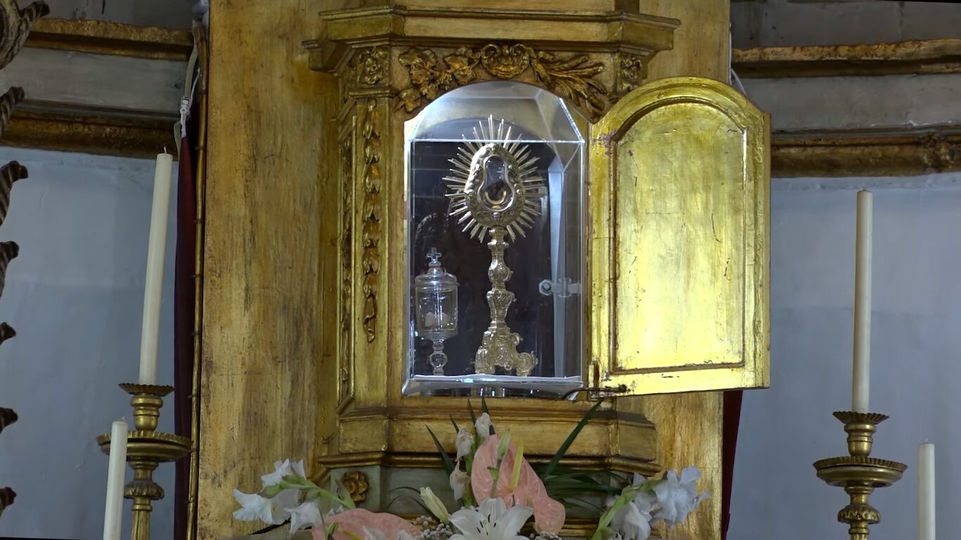 Trono eucarístico de la iglesia del Santíssimo Milagre, en Santarém, con el relicario de la hostia dentro de una caja de cristal