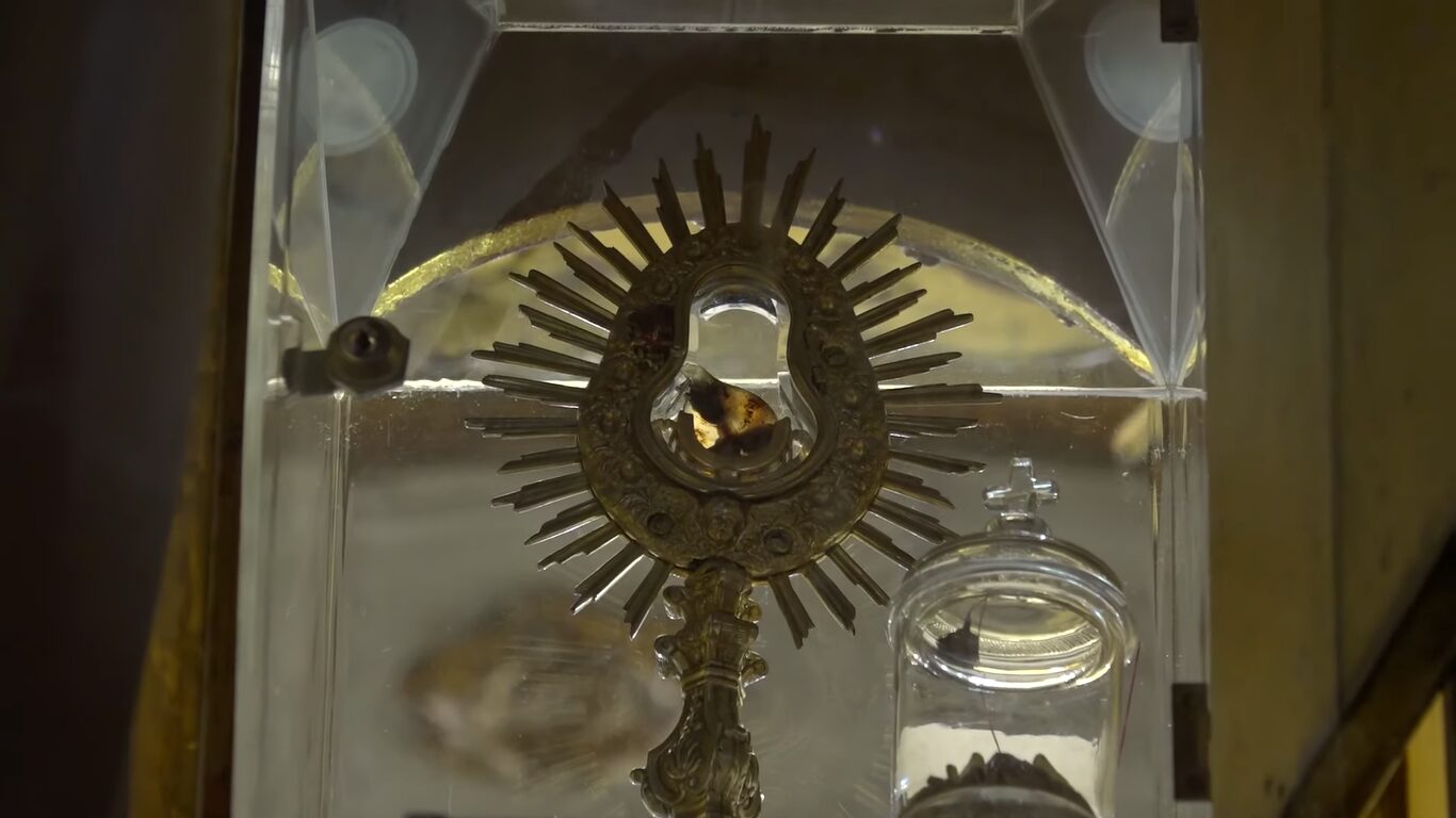 Ostensorio con rayos de Santarém, con la hostia del milagro en su interior y, junto a él, una ampolla de cristal