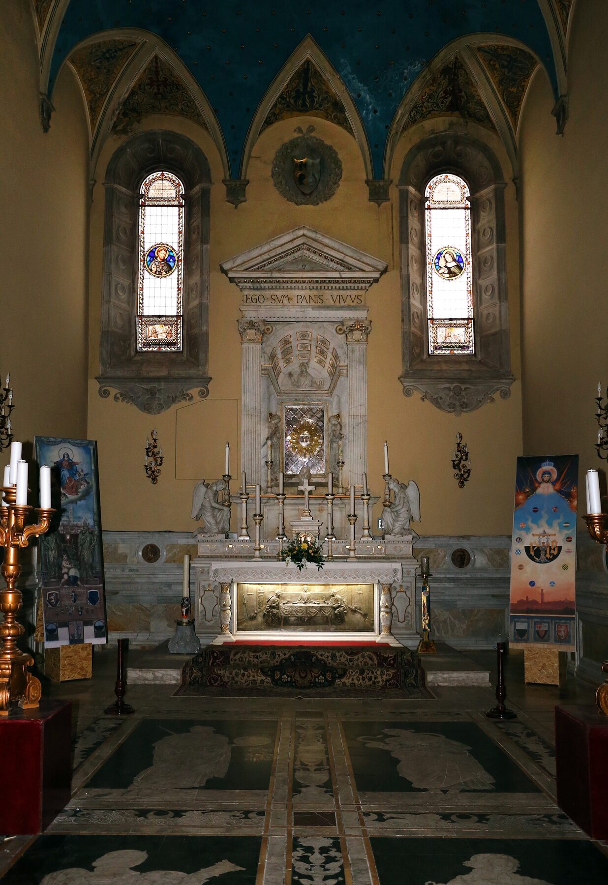 Capilla de las Sagradas Partículas en la basílica de San Francisco de Siena, con el altar, el ostensorio y el pavimento de mármol
