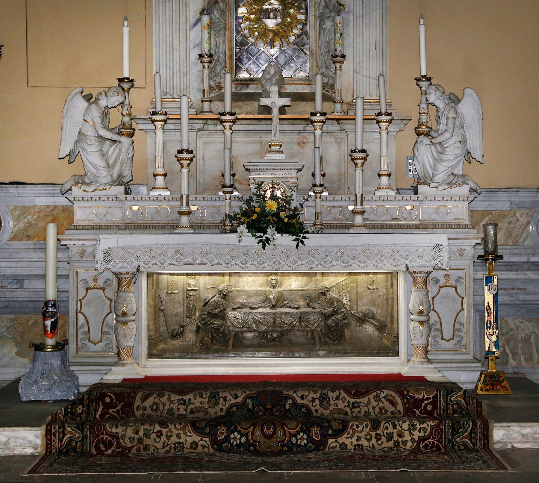 Altar de mármol con ángeles y el ostensorio de las Sagradas Partículas de Siena, bajo un ostensorio dorado