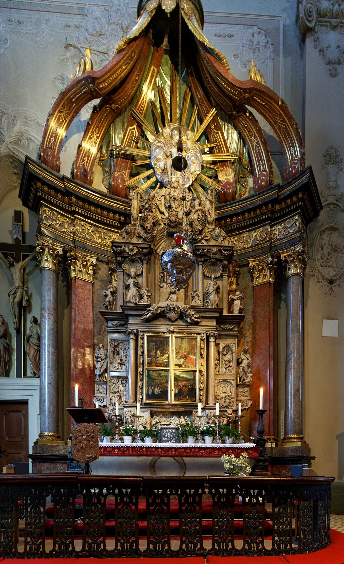 Altar barroco de la Sangre en la basílica de San Jorge de Walldürn, con ostensorio dorado en la parte alta