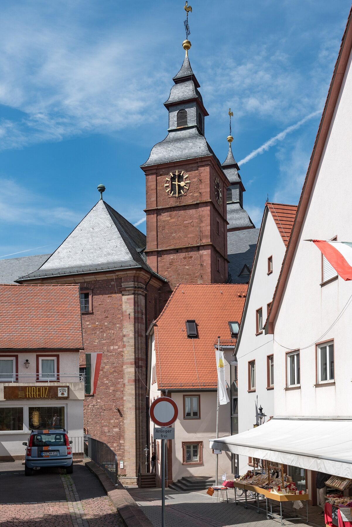 Calle de Walldürn con la torre de ladrillo rojo de la basílica de San Jorge al fondo